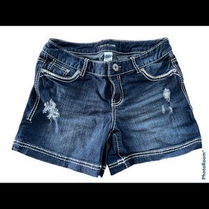 Maurices distressed Jean shorts size 5/6